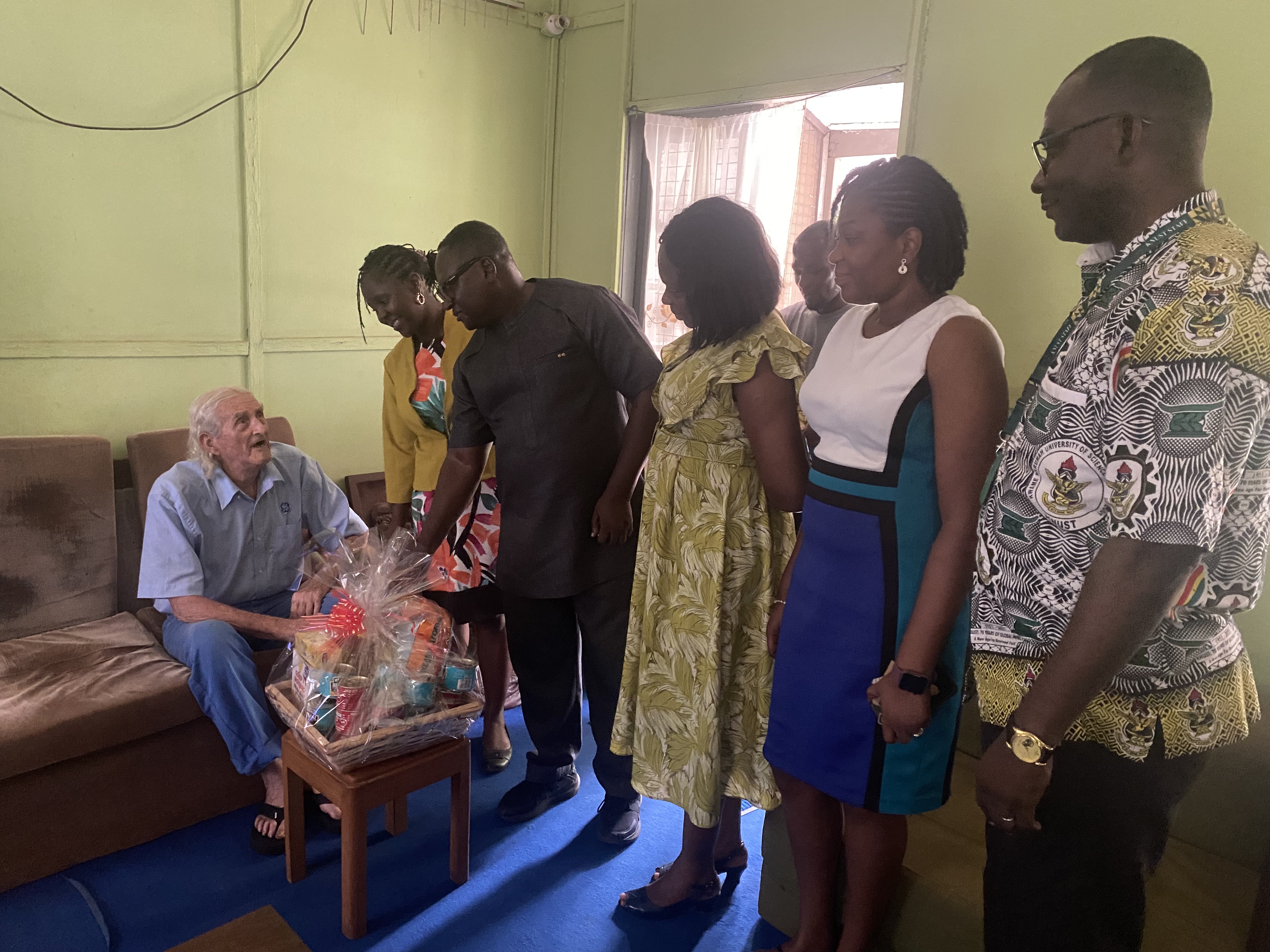 FST visits Prof Oldham