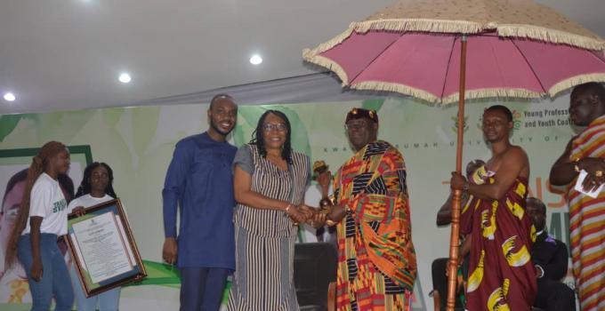Prof. Mrs. Oduro Honoured at the AFRICA ROLE MODEL IN LEADERSHIP EXCELLENCE AND YOUTH MENTORING AT MTN PULSE AWARDS